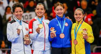 Jóvenes ganadoras de Taekwondo muestran medallas