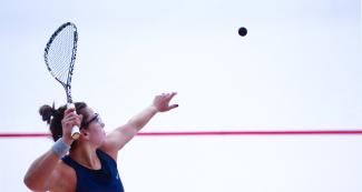Olivia Blatchford lanza pelota en cuartos de final de squash
