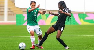 Mexican Sandra Mayor Gutiérrez trying to run past Selen Blackwood in the match against Trinidad and Tobago