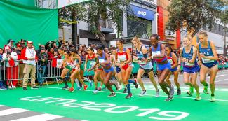 Maratonistas parten del punto de inicio del recorrido 