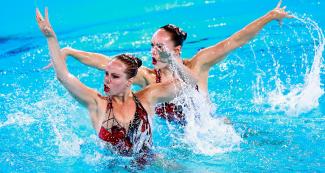 Las nadadoras Claudia Holzner y Jacqueline Simoneau durante su presentación en Natación Artística de Lima 2019