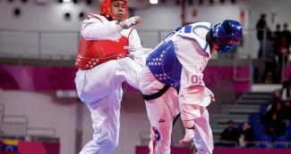 Jesús Perea de Ecuador compite contra Fernando Baeza de Chile en competencia de Taekwondo