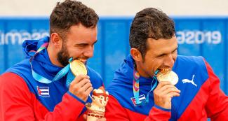 Sergei Torres y Fernando Jorge muerden sus medallas panamericanas tras ganar la final de C2 1000m en canotaje de velocidad