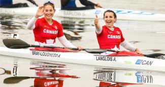 Las palistas canadienses Alanna Bray-Lougheed y Andréanne Langlois saludan tras haber ganado la competencia femenina de K2 500m, en Lima 2019 