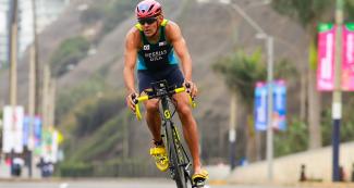 Manoel Messias during triathlon cycling leg