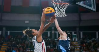 Melisa Gretter denies one more point for the USA 