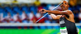 Deportista a punto de lanzar la jabalina durante prueba de atletismo