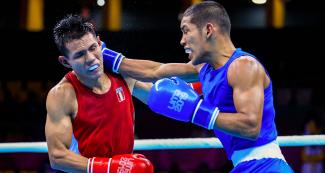 Panamanian boxer hits the face of Leodan Pezo from Peru