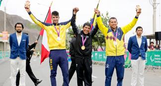 Hilario Rimas de Perú (oro), Lauro Moro de Brasil (plata) y Diego Dueñas de Colombia (bronce) posan orgullosos en el podio de Para ciclismo de ruta contra reloj masculino C1-2 en Lima 2019 en la Costa Verde en San Miguel