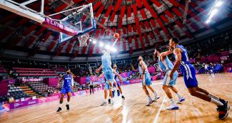 Los equipos de Baloncesto 5x5 de Uruguay y República Dominicana compiten por el balón durante los Juegos Panamericanos Lima 2019 en el Coliseo Eduardo Dibos