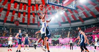 Derek Reese from Puerto Rico tries to catch the ball in the Lima 2019 basketball game against Argentina at the Eduardo Dibós Coliseum