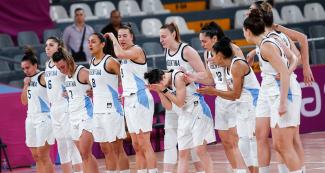 La selección femenina de baloncesto llora antes de la ronda preliminar en el Coliseo Eduardo Dibós