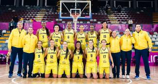 El equipo de Colombia de baloncesto femenino posa antes de enfrentarse al equipo de baloncesto de las Islas Vírgenes en los Juegos Lima 2019 en el Coliseo Eduardo Dibós