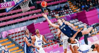 Luis Scola, de Argentina, da un salto para intentar encestar el balón ante los jugadores del equipo de República Dominicana en competencia de baloncesto de los Juegos Lima 2019, en el Coliseo Eduardo Dibós.