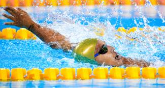 Carlos Serrano de Colombia nadando en competencia de Para natación 200 m individual combinado hombres SM7 en la Villa Deportiva Nacional – VIDENA en Lima 2019.