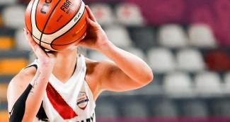 Paraguayan Paola Ferrari about to shoot during Lima 2019 basketball match against Canada at the Eduardo Dibós Coliseum