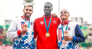 Atletas masculinos Joel Vásquez, Marco Raup y Ryan Sanchez, muestran medallas obtenidas tras Final de 800 metros, en los Juegos Panamericanos Lima 2019. 