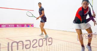 Peruvian Ximena Rodriguez and Mexican Diana García face each other in squash competition