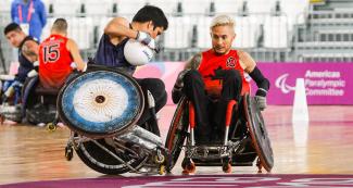 Matias Cardozo de Argentina y Trevor Hirschfield de Canadá compiten ferozmenteen rugby en silla de ruedas en los Juegos Parapanamericanos Lima 2019 en el Polideportivo Villa el Salvador