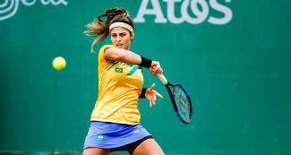 Carolina Alves de Brasil devuelve la pelota de tenis a Veronica Cepede de Paraguay en los Juegos Lima 2019, en el Club Lawn Tennis