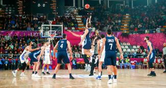 Devon Collier from Puerto Rico tries to catch the ball in the Lima 2019 basketball game against Argentina at the Eduardo Dibós Coliseum