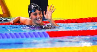 Tras terminar su competencia la nadadora, Virginia Bardach, se apoya en la boya de la piscina para saludar a la tribuna feliz, en los Juegos Lima 2019