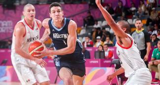El argentino Agustín Caffaro apunto de encestar, durante competencia con equipo de México en los preliminares masculinos de baloncesto