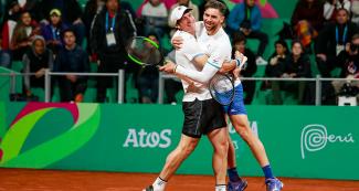 Facundo Bagnis and Guido Andreozzi from Argentina hugging each other, after defeating Peru at the Lawn Tennis Club