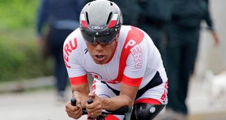 Hilario Rimas de Perú avanza a toda velocidad en competencia de Para ciclismo de ruta contra reloj masculino C1-2 en Lima 2019 en la Costa Verde en San Miguel