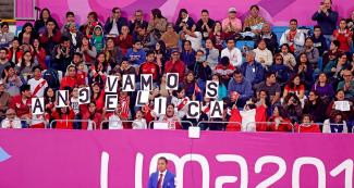Hinchas peruanos alientan a Angelica Espinoza durante su enfrentamiento contra Sophie Gimeno de EE. UU. en Para taekwondo femenino K44 -49 kg en Lima 2019 en la Villa Deportiva Regional del Callao.