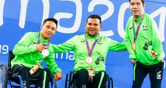 Luis Burgos (bronce), Marcos Zarate (plata), y Diego Lopez (oro) de México posan orgullosos con medallas de Para natación 50 m dorso masculino S3 en Lima 2019 en la Villa Deportiva Nacional – VIDENA.