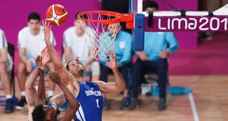 Eloy Vargas de República Dominicana vence a Uruguay durante duro enfrentamiento de baloncesto en el Coliseo Eduardo Dibós