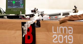 Un rifle de aire en la competencia de Para tiro 10 m rifle de aire tendido SH2 en la Base Aérea Las Palmas en Lima 2019.