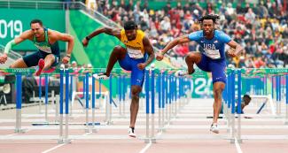 Atletas de Brasil, Barbados y USA saltan durante competencia de obstáculos de 110 metros, en los Juegos Lima 2019, en la Villa Deportiva Nacional – VIDENA