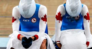 Las canadienses Carla Shibley y su piloto Meghan Lemiski descansan luego de obtener el primer lugar en competencia de Para ciclismo de pista de Lima 2019 en la Villa Deportiva Nacional – VIDENA