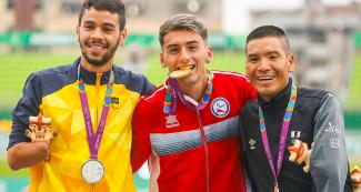 Efrain Sotacuro de Perú (bronce), Yagonny Reis De Sousa de Brasil (plata) y Mauricio Orrego de Chile (oro) sonríen con sus medallas de Para atletismo 1500 m masculino T46 en la Villa Deportiva Nacional – VIDENA en Lima 2019