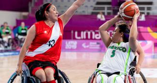 Karina Torres de Perú se enfrenta a Usi Guerrero de México en baloncesto en silla de ruedas femenino en los Juegos Parapanamericanos Lima 2019 en la Villa Deportiva Nacional – VIDENA.