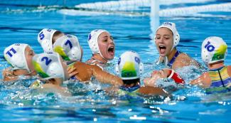 Equipo brasileño de waterpolo femenino celebra su victoria sobre Cuba, la cual le permitió llevarse la medalla de bronce, en los Juegos Lima 2019 en el Complejo Deportivo Villa Maria del Triunfo