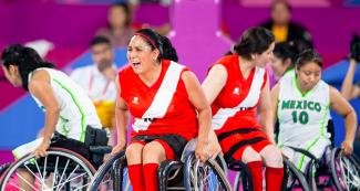 Lucy Herrera de Perú en acción en partido de baloncesto en silla de ruedas contra México en los Juegos Parapanamericanos Lima 2019 en la Villa Deportiva Nacional – VIDENA.