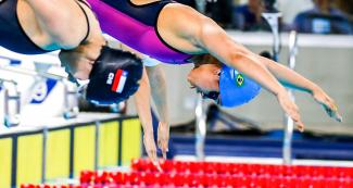 Joana da Silva de Brasil saltando al agua en competencia de Para natación 200 m combinado individual femenino SM5 en Lima 2019 en la Villa Deportiva Nacional – VIDENA.