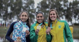 The argentinian Cecilia Biagioli and the brazilians Ana Marcela Soares and Viviane Eichelberg posing with their medals after the 10 km Open Water Final at Laguna Bujama