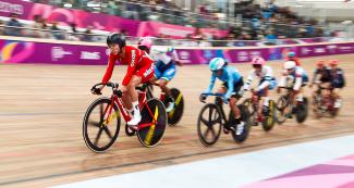 Ciclistas de diversos países de América avanzan por la pista en la categoría Madison femenino de los Juegos Lima 2019 en la Villa Deportiva Nacional – VIDENA. 
