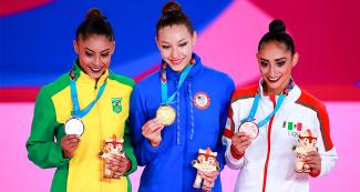 Barbara Domingos, Evita Griskenas y Karla Díaz, felices de ganar medallas para sus países en el Polideportivo de Villa El Salvador