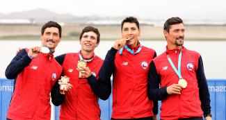 El equipo chileno de remo celebró orgullosos su medalla de oro en la competencia de remo de Lima 2019, en la Albufera Medio Mundo – Huacho