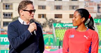 Carlos Neuhaus congratulates Para athlete Omara Durand during the ceremony held at the VIDENA