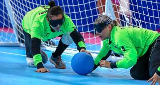 Karen Rodriguez y Tania Jimenez de México con el balón en partido de gólbol femenino de Lima 2019 en la Villa Deportiva Regional del Callao.