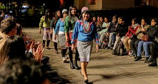 Mujeres desfilan avanzando en fila en evento de moda del Culturaymi en el Museo Metropolitano de Lima en Lima 2019