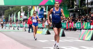 Claudio Villanueva de Ecuador compite en 50 km marcha hombres de los Juegos Lima 2019, en el Parque Kennedy