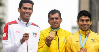 Horacio Nava de México (plata), Claudio Villanueva de Ecuador (oro), y Diego Pinzon de Colombia (bronce) posan orgullosos con sus medallas de atletismo 50 km marcha hombres en los Juegos Lima 2019 en el Parque Kennedy