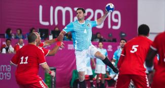 David Figueroa, México, posee el balón por un instante en su enfrentamiento contra el equipo de Puerto Rico en partido de balonmano en los Juegos Lima 2019 en la Villa Deportiva Nacional – VIDENA.